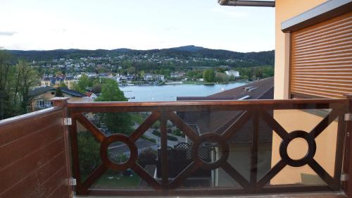 balkon z widokiem na wodę w obiekcie High End Velden am Wörthersee w mieście Velden am Wörthersee