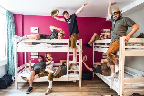 Uma ou mais camas em beliche em um quarto em Wombat's City Hostel Munich Hauptbahnhof