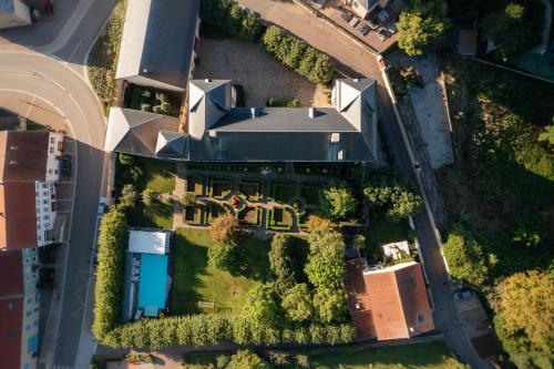 Uma vista aérea de Château de Berg