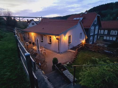 uma casa branca com luzes ao lado em Ferienwohnung - Zum alten Fritz - Suhl, 2 Schlafzimmer, 2 Terrassen em Suhl