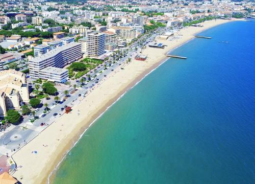 uma vista aérea de uma praia e do oceano em L'Oasis Hotel em Fréjus