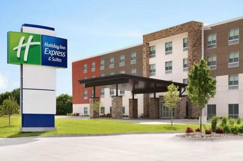 een gebouw met een bord ervoor bij Holiday Inn Express & Suites Austin Airport East, an IHG Hotel in Austin