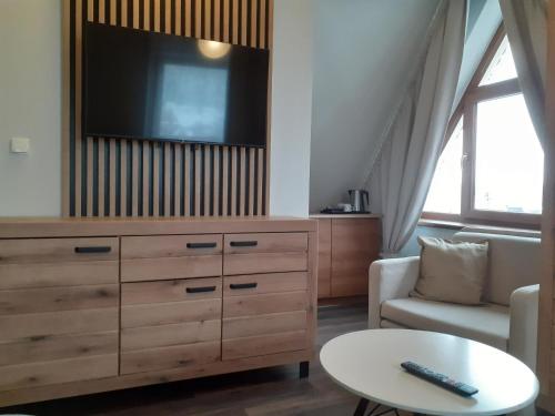 sala de estar con vestidor y TV de pantalla plana en Walkowy Dwor, en Zakopane