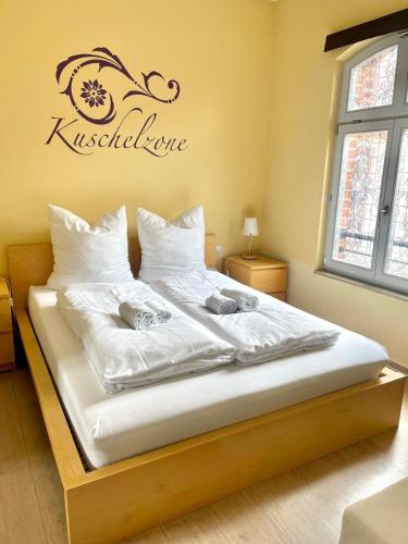 Una cama o camas en una habitación de RAHA Apartments - Historischer Charme direkt am Domplatz