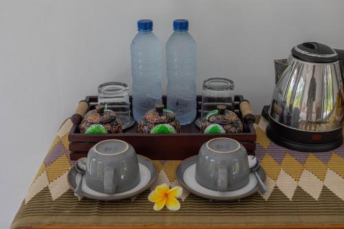 Comodidades para preparar café e chá em Radjes Bungalow Nusa Penida