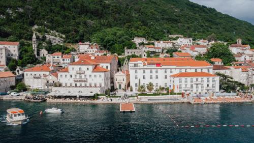 uitzicht op een stad op het water met gebouwen bij Heritage Grand Perast By Rixos in Perast