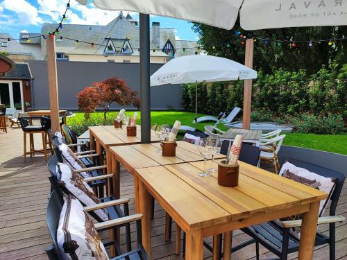 Un patio o zona al aire libre en ibis Deauville Centre