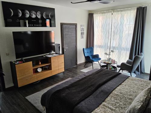 Televisyen dan/atau pusat hiburan di Chambre deluxe au 2ème étage, chambre double au 4ème étage NOT A HÔTEL