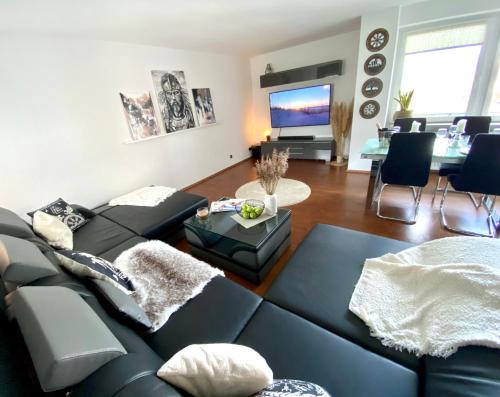 Seating area sa City Ferienwohnung SKYLINE - mit großem Balkon & XXL- Sofa für bis zu 4 Personen