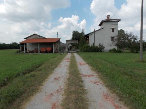 una strada sterrata di fronte a una casa di Agriturismo La Farazzina a Oleggio