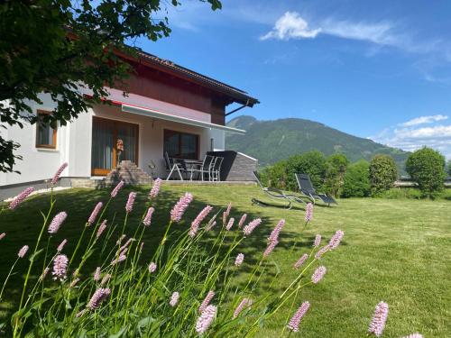 ツェル・アム・ゼーにあるChalet Panoramablick Zell am Seeの紫花の家