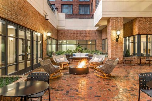 patio z krzesłami i miejscem na ognisko w obiekcie Sheraton Suites Old Town Alexandria w mieście Alexandria