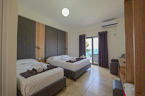 Cama ou camas em um quarto em Hotel Esmerald Ksamil