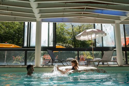 um par de pessoas numa piscina em Big Sky Hotel & Spa em Chamonix-Mont-Blanc