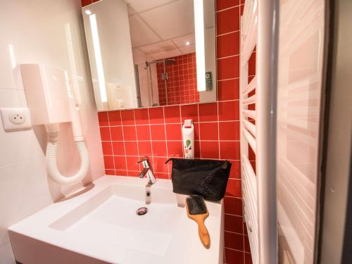 Bathroom sa ibis Styles Deauville Centre