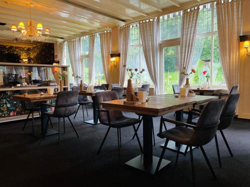 A restaurant or other place to eat at Landgoedhotel Villa Vennendal