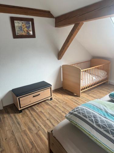 una camera con letto e culla di Ferienwohnung Niederrotweil a Niederrotweil