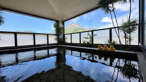 uma casa com uma piscina com vista para as montanhas em Yufuin Akarinoyado em Yufu