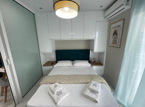 A bed or beds in a room at AGORA luxury APARTMENT 7