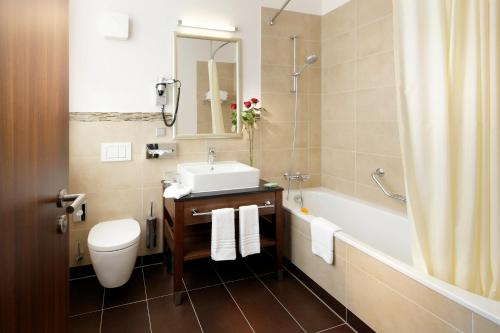 Bathroom sa Courtyard by Marriott Bremen