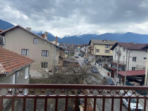 eine Stadt mit Gebäuden und Bergen im Hintergrund in der Unterkunft Apart house EMA 2 in Bansko