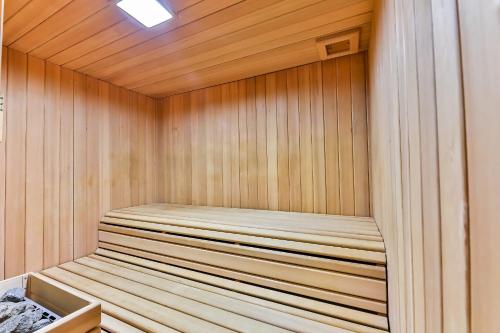 una sauna con pareti e soffitto rivestiti in legno di Maison Marie Barrault a Les Herbiers