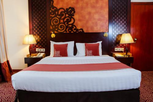 A bed or beds in a room at Dubai Grand Hotel by Fortune, Dubai Airport