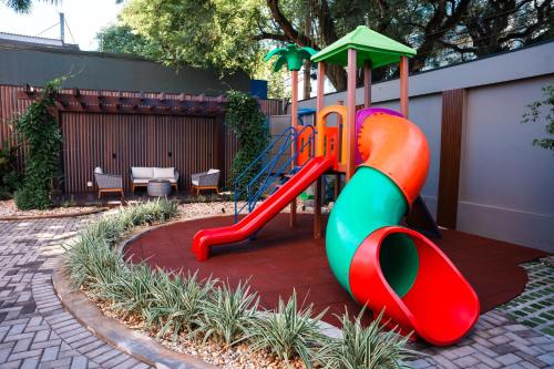 un parco giochi con scivolo in un cortile di Foz Plaza Hotel a Foz do Iguaçu