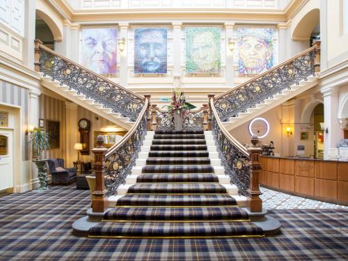 The Royal Highland Hotel في إينفيرنيس: درج حلزوني في مبنى فيه لوبي