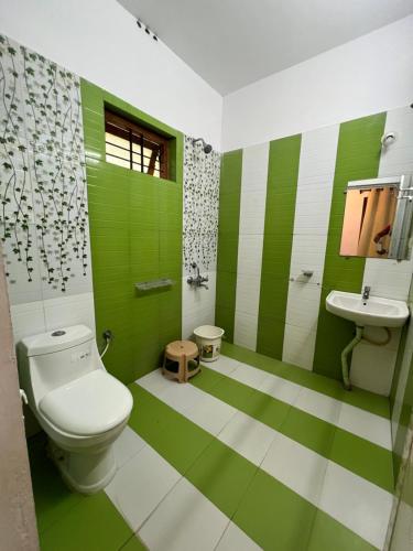 Un baño de The Midway Jungle Resort