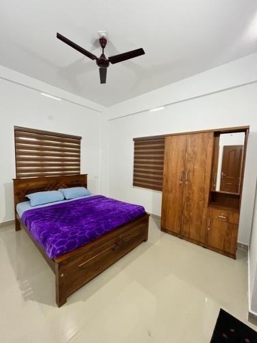 En eller flere senge i et værelse på Wayanad Biriyomz Residency, Kalpatta, Low Cost Rooms and Deluxe Apartment