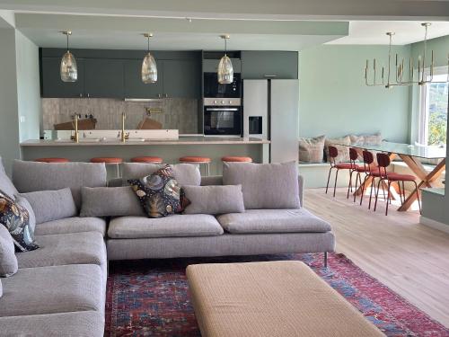 un soggiorno con divano e una cucina di Retreat Villa, Full Amenities, up to 40ppl a Lisbona