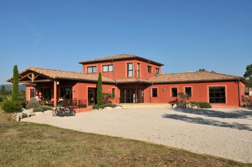 una grande casa arancione con un grande vialetto di Domaine d'Agrippa Valence a Châteauneuf-sur-Isère