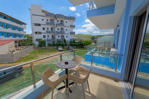 A piscina localizada em Hotel Esmerald Ksamil ou nos arredores