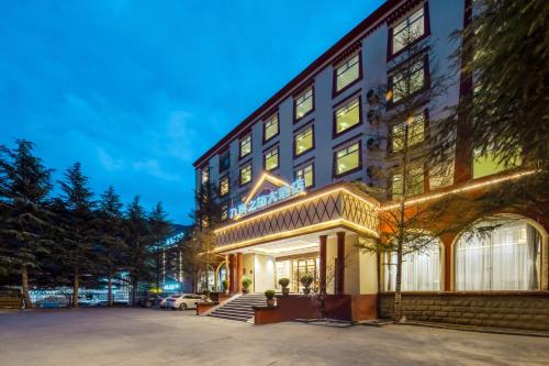 uma vista exterior de um edifício à noite em Jiuzhai Journey Hotel em Jiuzhaigou