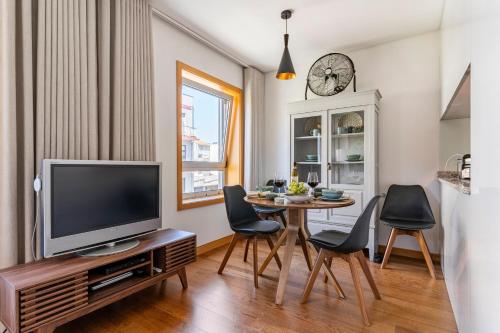 A television and/or entertainment centre at Breeze Apartment - Matosinhos