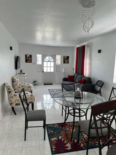 Ottie-Newly Renovated, 5 min from beach