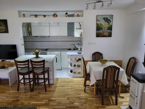 - une cuisine et une salle à manger avec une table et des chaises dans l'établissement Apartments center Zorić, à Žabljak