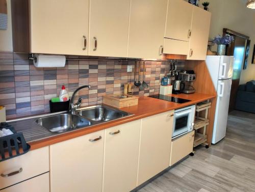 Una cocina o kitchenette en Helens Apartment