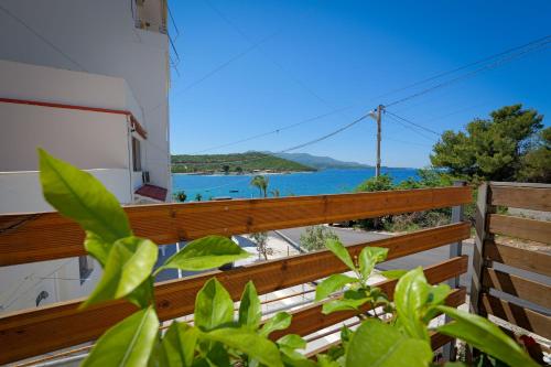 Elle comprend un balcon offrant une vue sur l'océan. dans l'établissement Livia's Guesthouse, à Ksamil