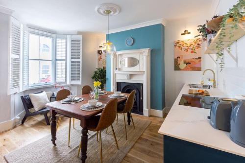 een keuken en eetkamer met een tafel en stoelen bij Regency Grade II Listed Townhouse by Centre and Beach in Brighton & Hove