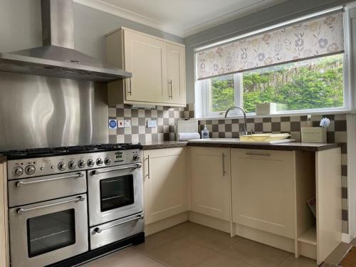 Una cocina o kitchenette en Hot Tub, Holiday Home in Rural Aberdeen, Near to Stonehaven & Aberdeen City, Superhost.