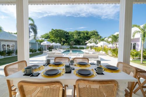 Kolam renang di atau dekat dengan Ria Uluwatu, Tropical Chic Hotel