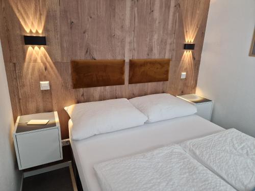 A bed or beds in a room at Sweet Retreat Apartment Lahr