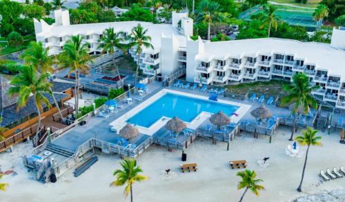 uma vista aérea da piscina no resort em Caloosa Cove Resort - With Full Kitchens em Islamorada