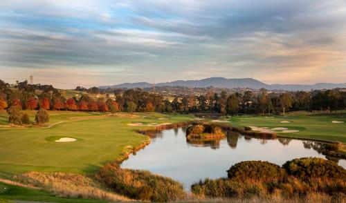 Wonga ParkにあるYarra Valley Serenity House in Golf Course Resortの湖付きのゴルフ場の空中ビュー