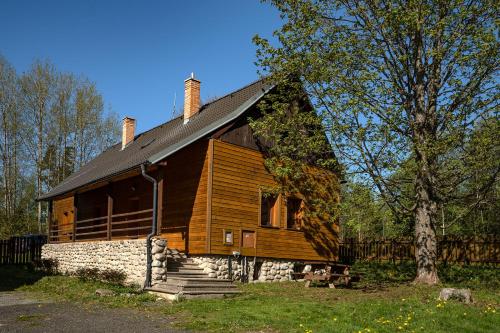 une grande maison en bois avec un toit en gambrel dans l'établissement Chata Dolný Smokovec Správa TANAPu, à Dolný Smokovec