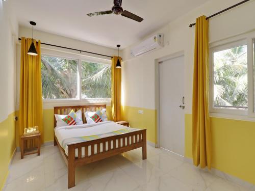 Luxury 2BHK Apartment near Calangute Baga beach with Pool 객실 침대