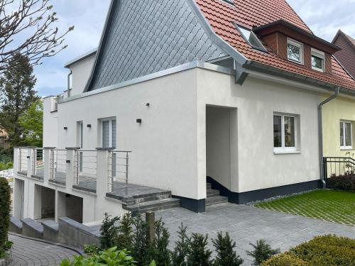 Casa blanca con techo rojo en City Wohnung mit Gartenblick und Dachterrasse, en Verden