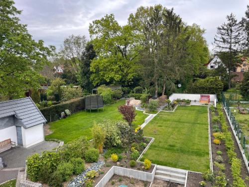 una vista aérea de un jardín en City Wohnung mit Gartenblick und Dachterrasse, en Verden